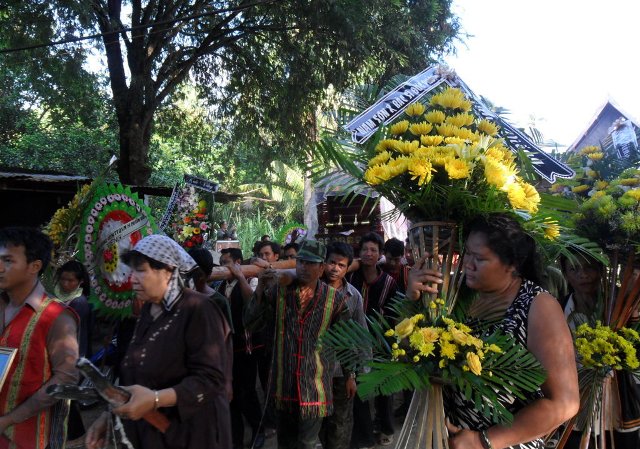 Dòng họ, buôn làng tiễn đưa 