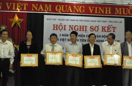 Khen thưởng các cá nhân có nhiều thành tích trong thực hiện Cuộc vận động 