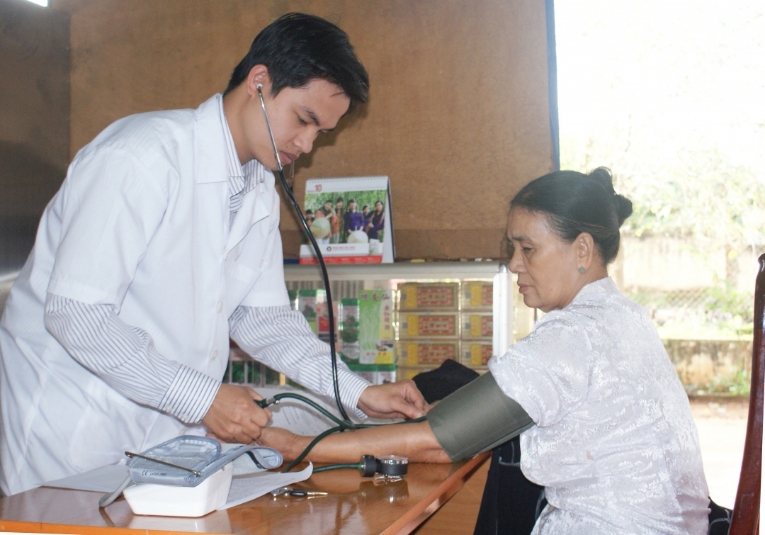 Kiểm tra huyết áp cho người bệnh đái tháo đường tại Trạm Y tế xã Cư Êbur (TP. Buôn Ma Thuột).