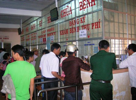 Người dân đăng ký khám chữa bệnh BHYT tại Bệnh viện Đa khoa Dak Lak.