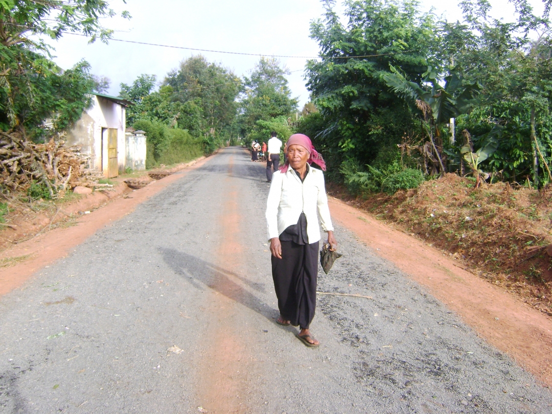 Một  trong những con đường tại buôn Puôr  (xã Hòa Đông) do người dân  tự nguyện  đóng góp tiền,  ngày công xây dựng . 