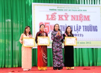 Phó Chủ tịch UBND tỉnh Mai Hoan Niê K'dăm tặng Bằng công nhận Tập thể Lao động xuất sắc
