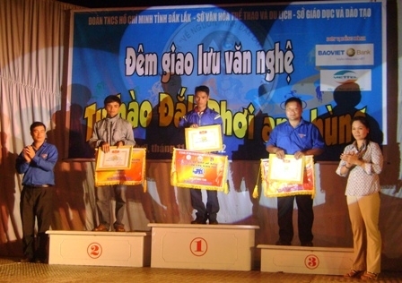 Ban tổ chức trao giải cho các đội có thành tích cao Giải đua xe đạp “Về nguồn” năm 2012 Giải đua xe đạp “Về nguồn” năm 2012 