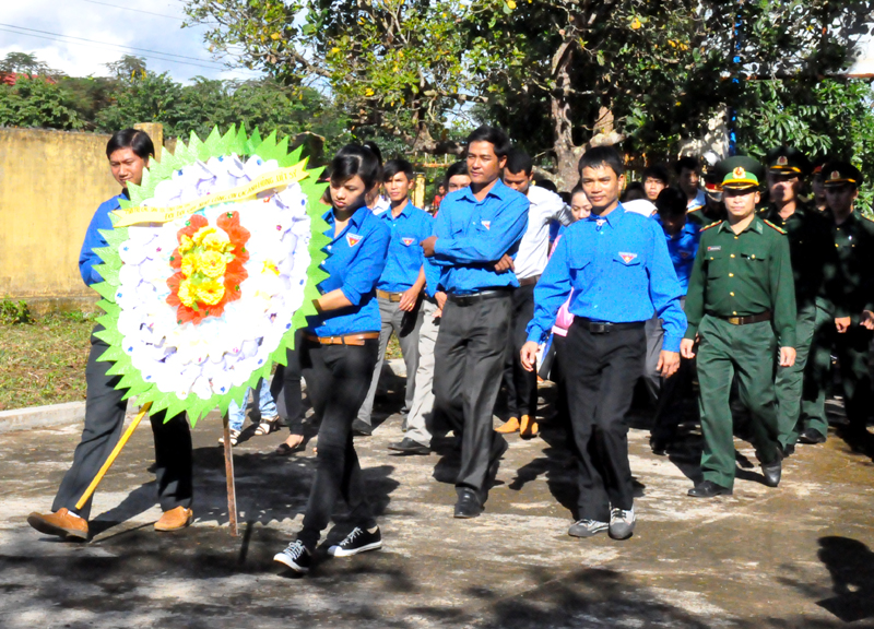 Đoàn viên thanh niên dâng hoa tưởng niệm các Anh hùng Liệt sĩ xã Dak Phơi