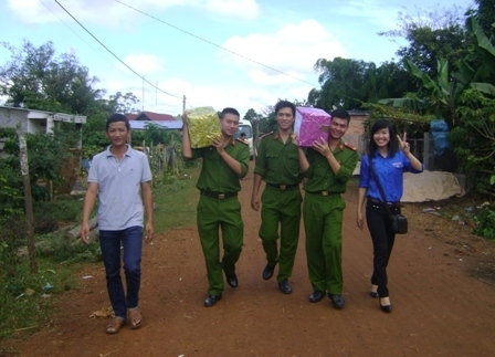 Với những bà con không thể đến Nhà văn hóa cộng đồng, đoàn viên thanh niên đã mang quà đến tận từng hộ gia đình