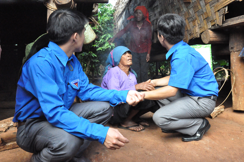 Không chỉ tặng quà, các đoàn viên thanh niên còn dành những lời thăm hỏi ân cần, động viên bà con vượt qua khó khăn trong cuộc sống 