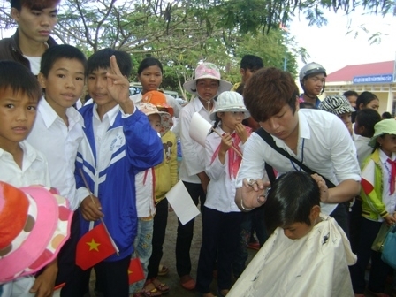 Đội công tác xã hội của Tỉnh đoàn đang cắt tóc cho học sinh trên địa bàn xã