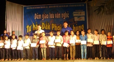 Trong đêm giao lưu văn nghệ, 40 suất quà đã được trao tặng các em học sinh nghèo vượt khó học giỏi trên địa bàn xã