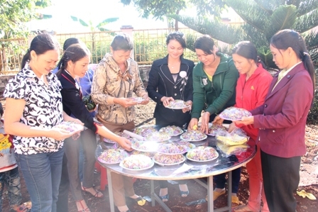 Trong khi đó, phụ huynh nhóm dân tộc Tày cũng nhanh tay xếp những đĩa xôi ngũ sắc