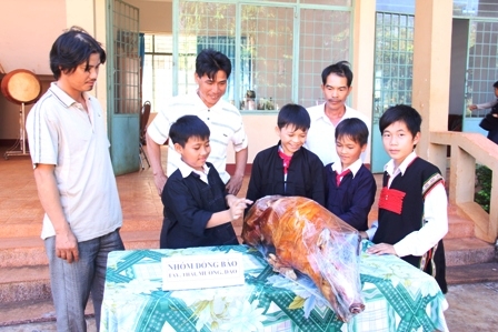 Món heo quay của nhóm phụ huynh dân tộc Tày thu hút sự tham quan của học sinh nhất