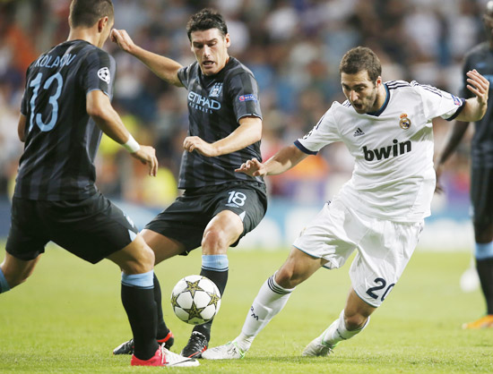 Real Madrid (áo trắng) cũng đang rất cần một chiến thắng