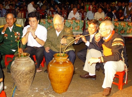 Các lão thành cách mạng về thăm lại vùng căn cứ xưa và vui cùng buôn làng bên chóe rượu cần