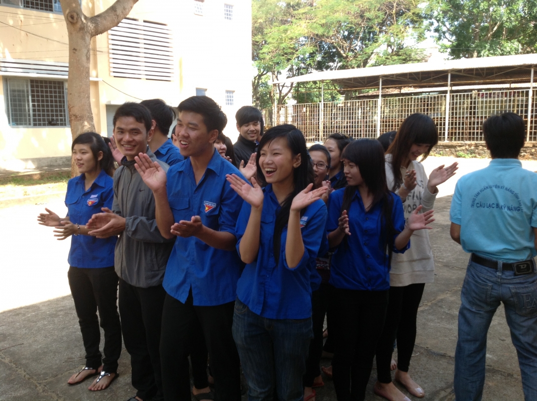 Học sinh đang tham gia chơi teambuilding và teamwork.  