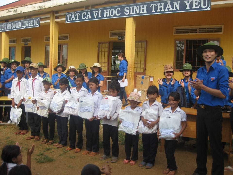 Tặng quà học sinh nghèo tại buôn Kuốp 