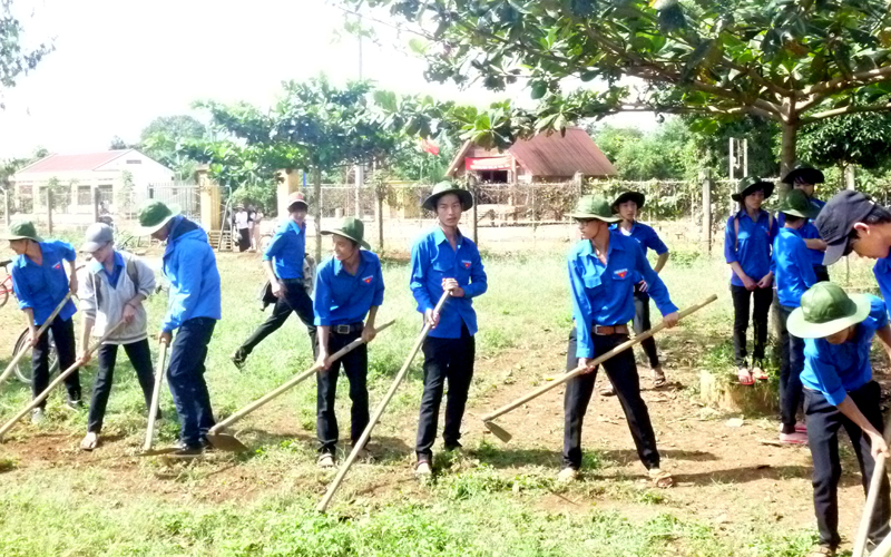 Dọn vệ sinh tại sân Trường Tiểu học Dray Sáp