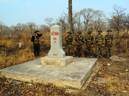 Bảo vệ cột mốc biên giới.