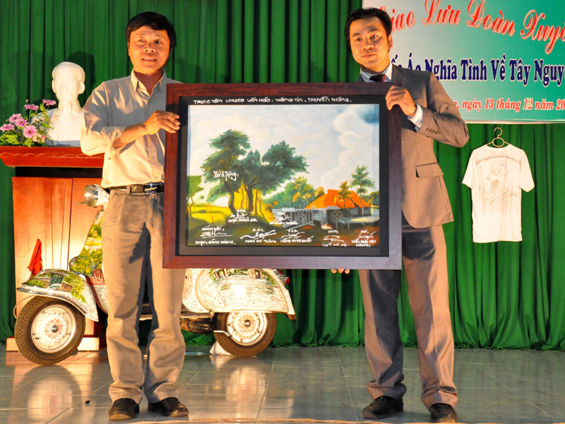 Đại diện Trung tâm UNESCO Văn hóa và Thông tin truyền thông (phải) trao quà lưu niệm tặng chính quyền và nhân dân xã Hòa Thuận