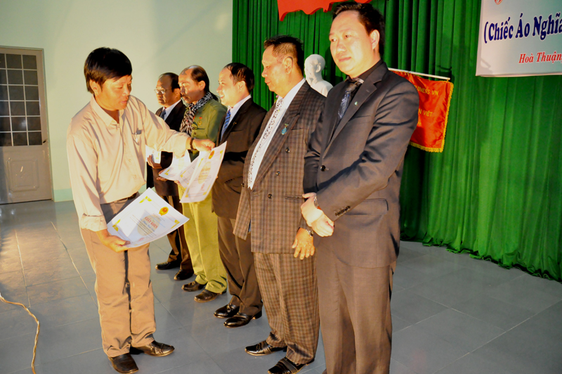 Đại diện chính quyền địa phương trạng giấy khen những thành viên tích cực Hành trình xuyên Việt “Chiếc áo nghĩa tình về với Mẹ Tây Nguyên”