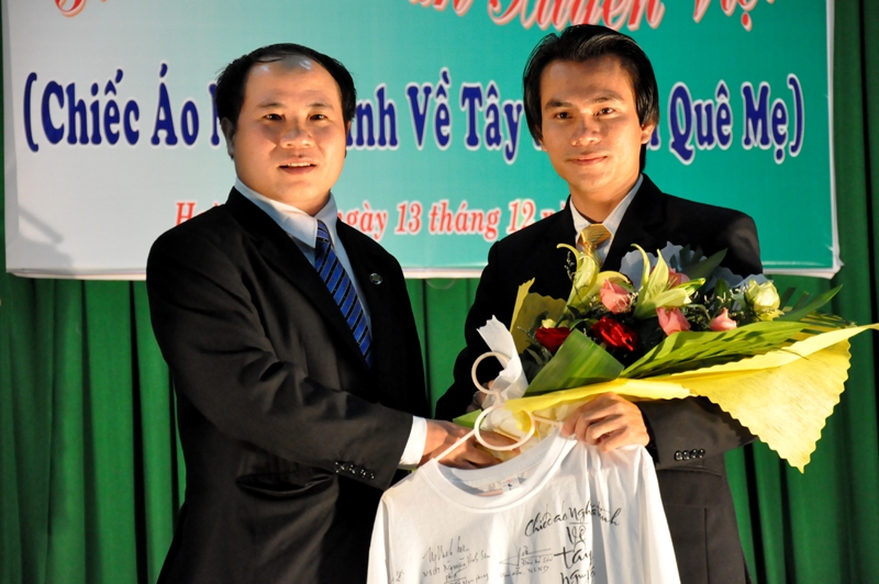Đại diện ban tổ chức trao chiếc ao cho người trả mức giá cao nhất là doanh nhân Đỗ Quang Trưởng