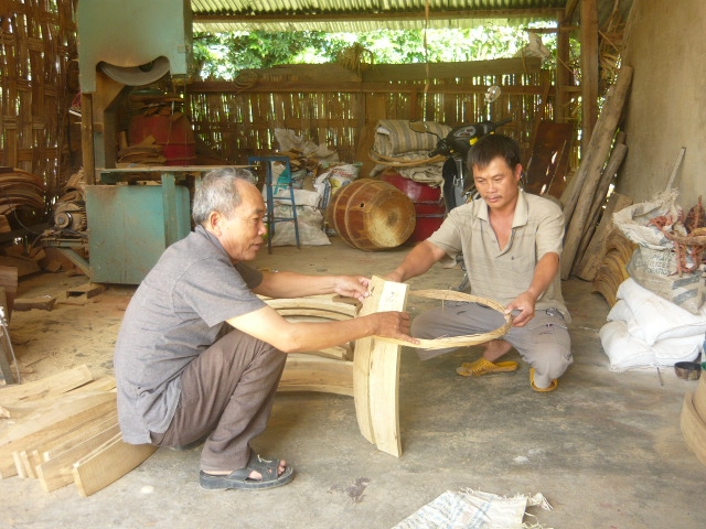 Các nghệ nhân làng Đọi Tam đang chế tác trống.