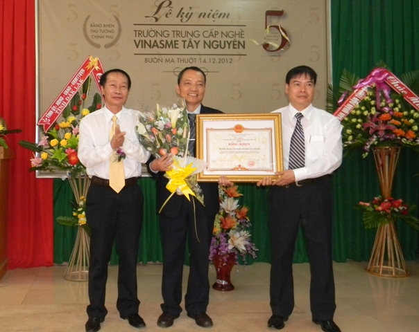 Thừa ủy nhiệm của thủ tướng Chính phủ, đồng chí Trần Hiếu, Phó chủ tịch UBND tỉnh trao Bằng khen cho Ban Giám hiệu Trường Trung cấp nghề Vinasme Tây Nguyên.