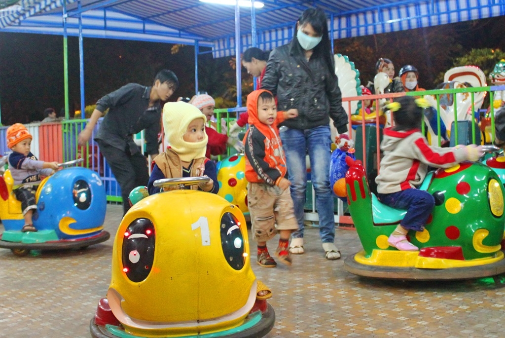 Vui Noel trong Công viên Buôn Ma Thuột với trò chơi xe điện
