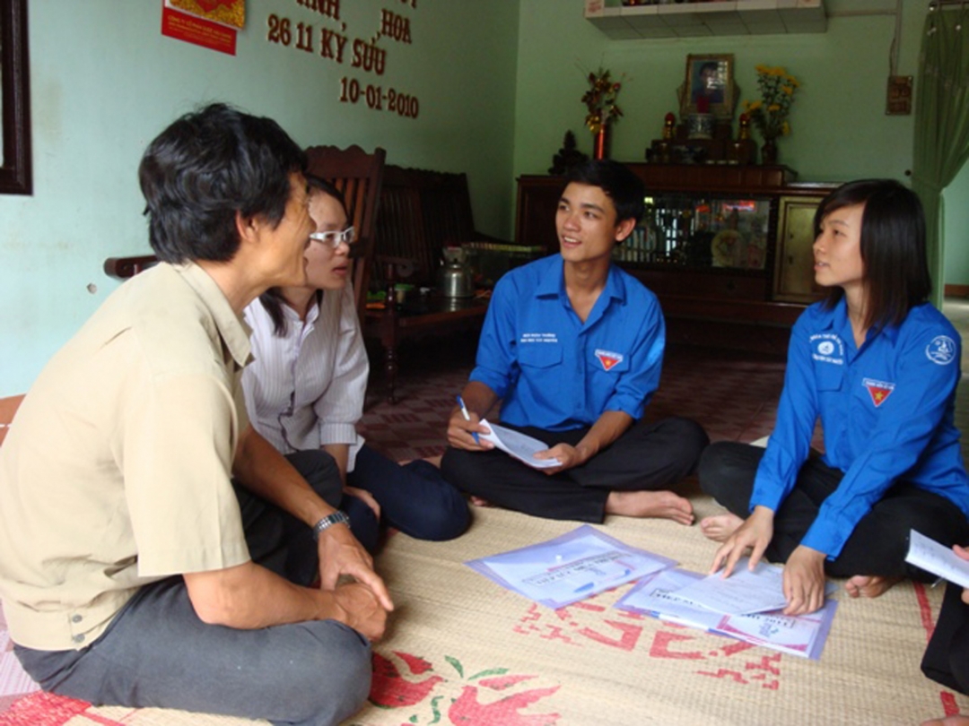 Mai Linh (thứ nhất bên phải) cùng các bạn trong đội tình nguyện đang thuyết phục chủ nhà trọ hỗ trợ thí sinh dự thi đại học.