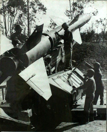  Bộ đội  Tên lửa chuẩn bị chiến đấu trong  Chiến dịch “Hà Nội- Điện Biên Phủ  trên không”. Ảnh:T.L 