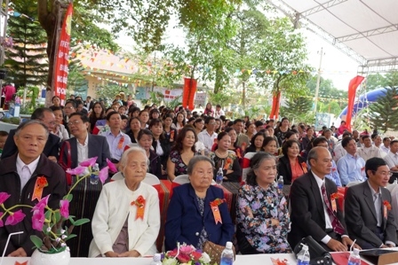 Đại diện các sở, ban, ngành, chính quyền địa phương, đồng nghiệp, lãnh đạo, giáo viên qua các thời kỳ của trường và đông đảo phu