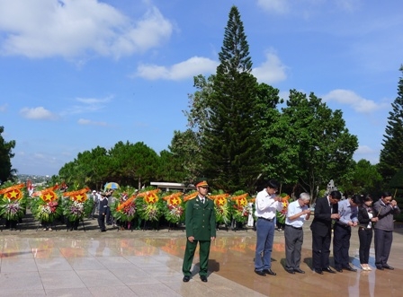 Đoàn đại biểu đại diện Tỉnh ủy dâng hoa, thắp hương viếng các liệt sĩ