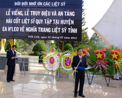 Phó Chủ tịch UBND tỉnh Đinh Văn Khiết đọc điếu văn truy điệu tạ