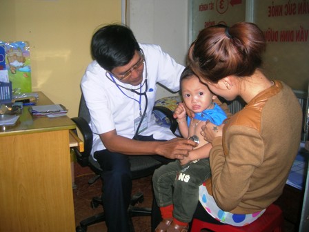 Khi trẻ bị bệnh nên đưa đến cơ sở y tế để được bác sĩ khám và tư vấn cách dùng thuốc phù hợp với bệnh. 