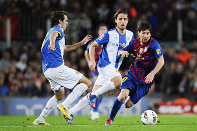 Messi vượt qua các hậu vệ Espanyol trong trận thắng 4-0 cuối mùa trước