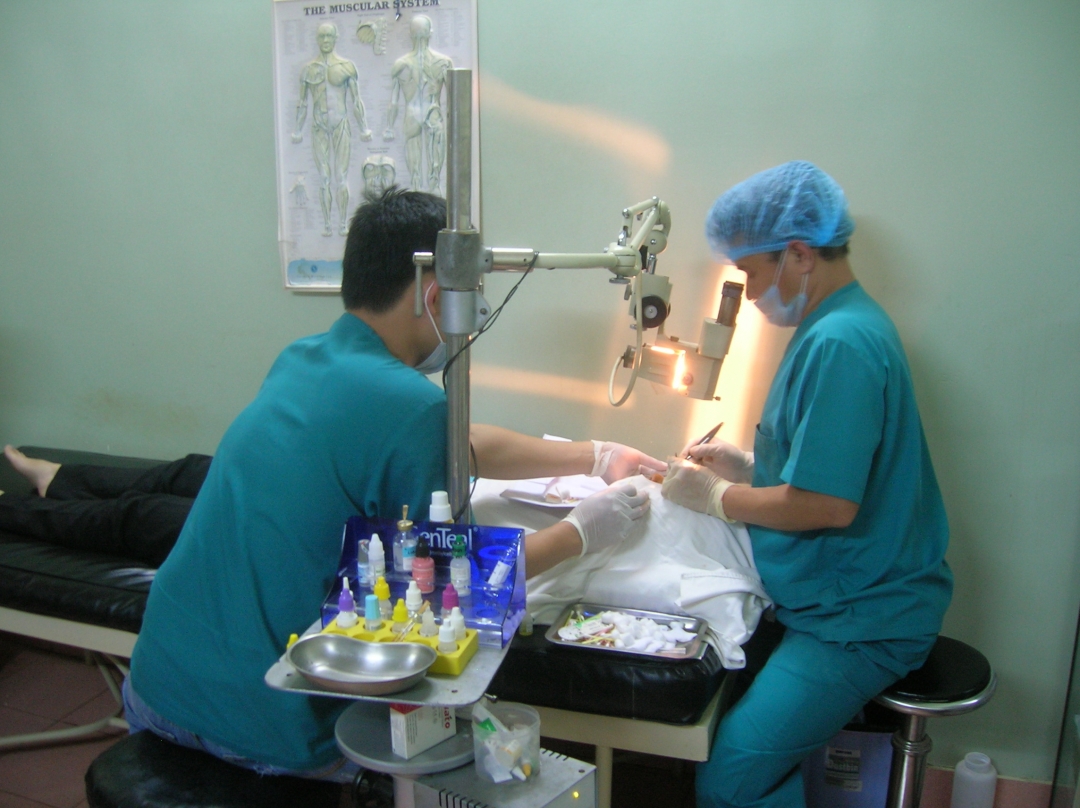 Thực hiện tiểu phẫu bóc khối u trong mắt cho người bệnh tại một phòng khám chuyên khoa Mắt trên địa bàn TP. Buôn Ma Thuột. 