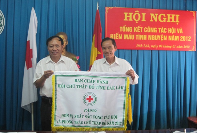 Chủ tịch Hội CTĐ tỉnh trao cờ thi đua cho Hội 