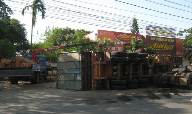 Hiện trường xe chở gỗ bị lật