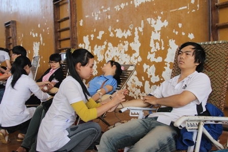 Sinh viên Trường Đại học Tây Nguyên tham gia chương trình hiến máu nhân đạo
