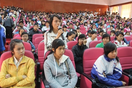 Một bạn học sinh đang đặt câu hỏi với Ban tư vấn