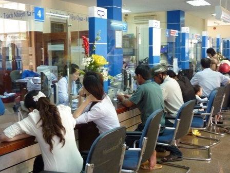 Khách hàng giao dịch tại Vietinbank Dak Lak