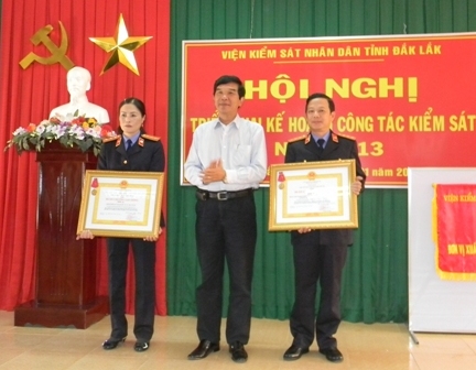 Thừa ủy nhiệm của Chủ tịch nước, đồng chí Hoàng trọng Hải trao tặng Huân chương lao động hạng Ba cho 2 tập thể trực thuộc VKSND Dak Lak 