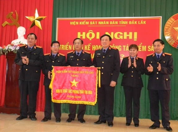 Đồng chí Nguyễn Hòa Bình, Viện Trưởng VKSND Tối cao tặng Cờ thi đua xuất sắc cho VKSND Dak Lak