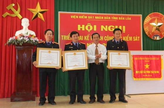 Thừa ủy nhiệm của Thủ tướng Chính phủ, đồng chí Đinh Văn Khiết, Phó Chủ tịch UBND tỉnh trao Bằng khen cho các tập thể.
