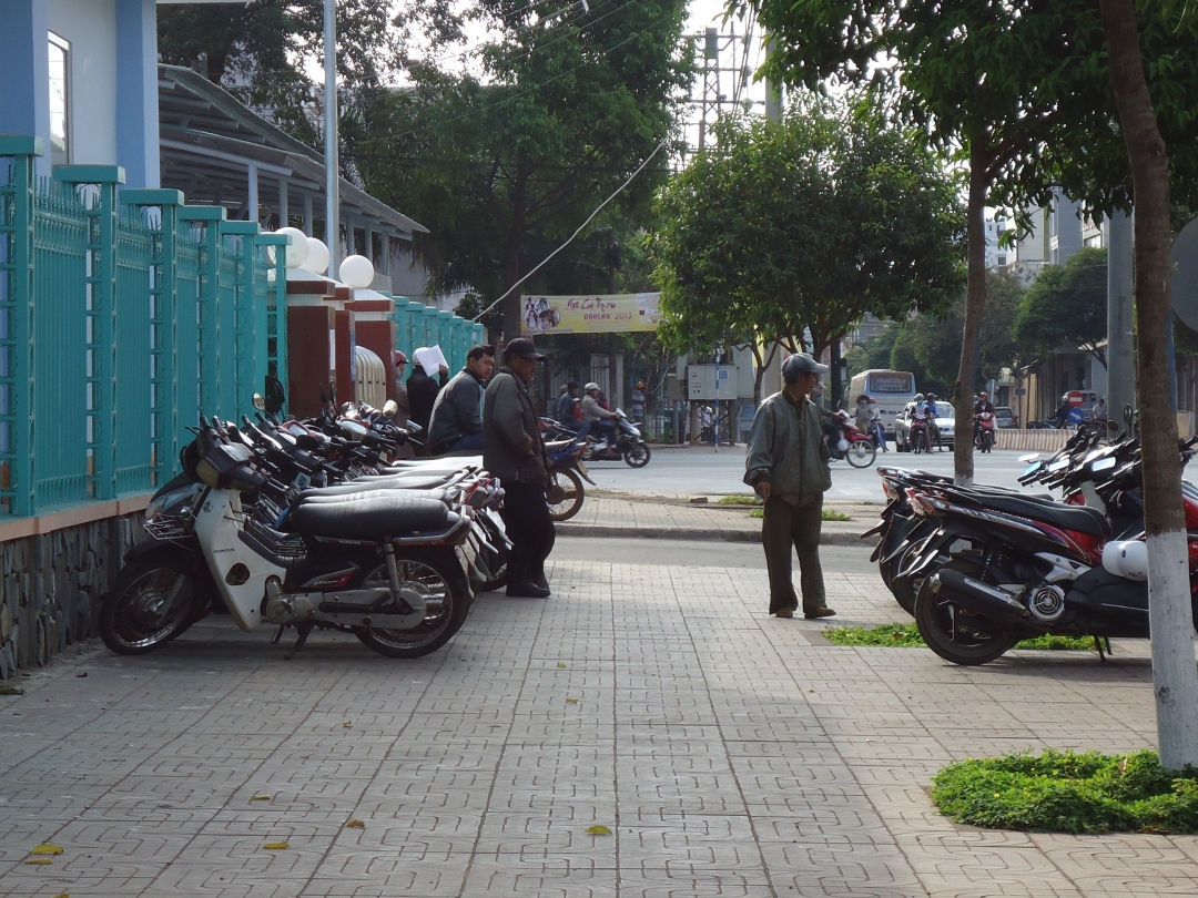 Điểm giữ xe lấn chiếm vỉa hè trước cổng UBND TP. Buôn Ma Thuột trên đường Trần Hưng Đạo.