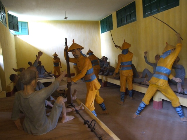Cảnh đàn áp tù chính trị ở Nhà đày Buôn Ma Thuột.