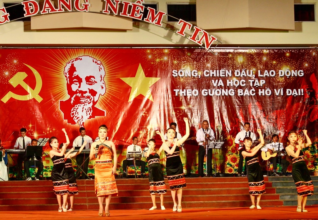 Đơn nữ, tốp múa bài: Tây Nguyên ơn Bác đời đời, một trong 12 ca khúc lọt vào vòng chung kết Cuộc vận động sáng tác bài hát Hồ Chí Minh” do Đài truyền hình TP.HCM tổ chức năm 2008