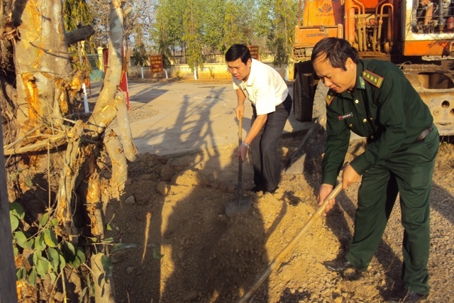 Trồng cây lưu niệm tại Đồn Biên phòng 741 - Ảnh: Nguyễn Hương