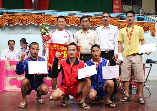 “Tay đấm trẻ” Phan Xuân Kiệt (đứng ngoài cùng bên phải) cùng đội tuyển Kick – Boxing Dak Lak tại một giải đấu quốc gia năm 2012.