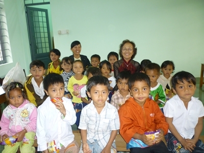 Bà Thérése Ký (người mặc áo dài tím) với các cháu Trường Mẫu giáo buôn Ea Tút, xã Pơng Drang (huyện Krông Buk)