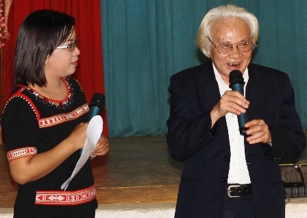 Ngoài phần giao lưu với các nhà thơ đã có tuổi nghề...