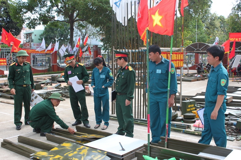 Ban tổ chức chấm điểm các loại mô hình, học cụ huấn luyện.